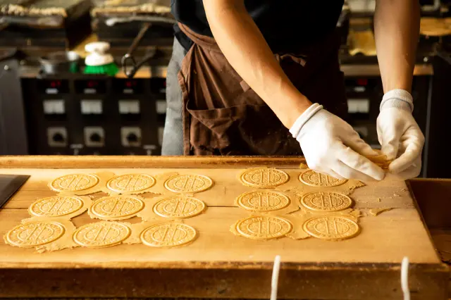 昔ながらの製法で一枚ずつ丁寧に手焼きする