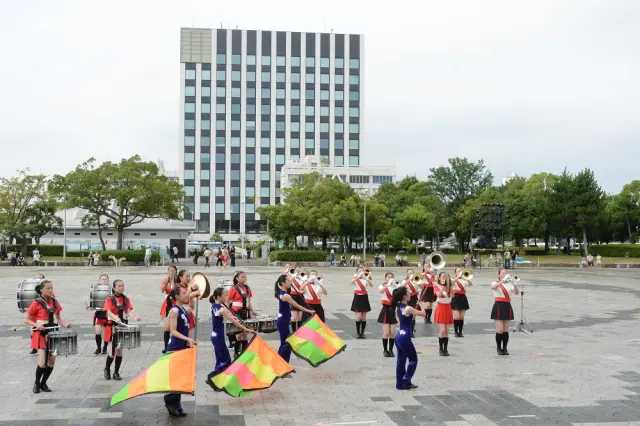 地元中高生によるマーチングバンドも祭を盛り上げる! (C) 海の日名古屋みなと祭協賛会