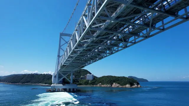 大鳴門橋の下をくぐる瞬間は絶好のシャッターチャンス