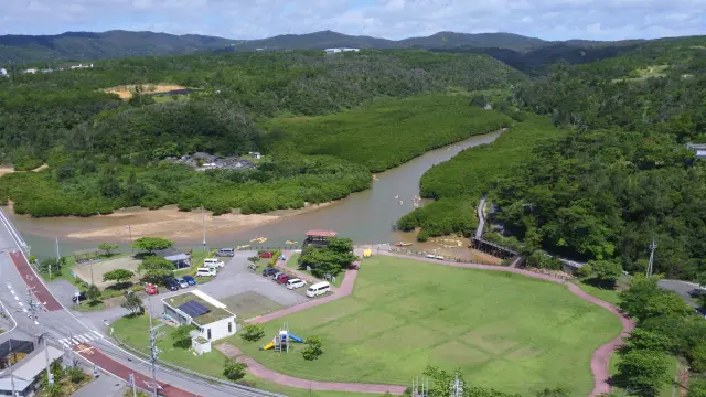 慶佐次湾のそばに整備された公園