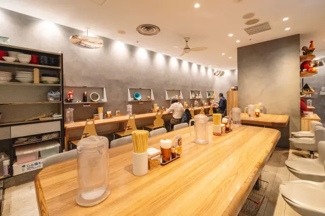 26席のカウンターとテーブル席を備える