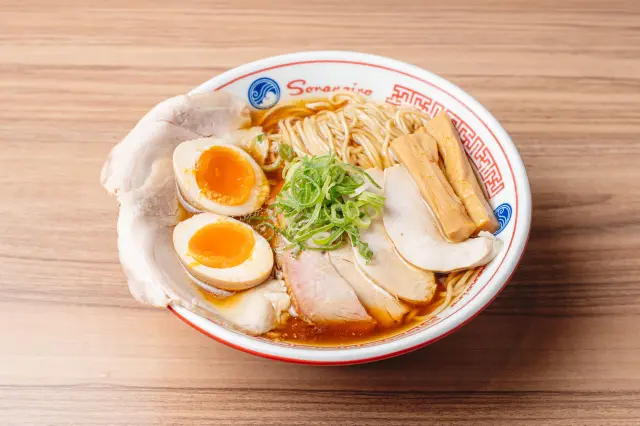 地鶏「天草大王」と生醤油で仕上げた「醤油らーめん」