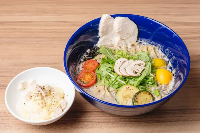 野菜出汁と豆乳の風味がまろやかな「キノコベジソバ」