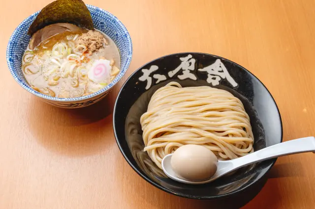 濃厚な黄身が流れ出る「味玉つけめん」