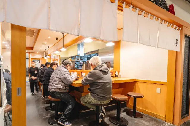 湯気と香りに包まれるカウンター席