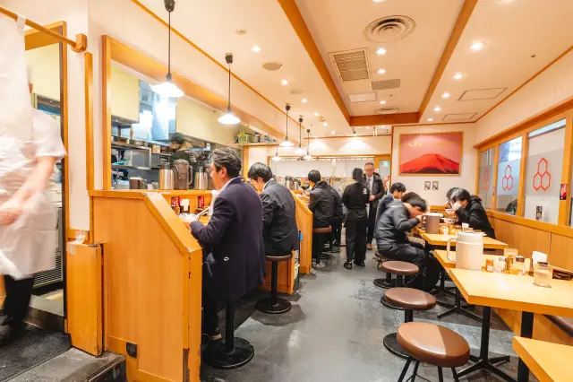 テーブル席もあり、グループ利用も可能