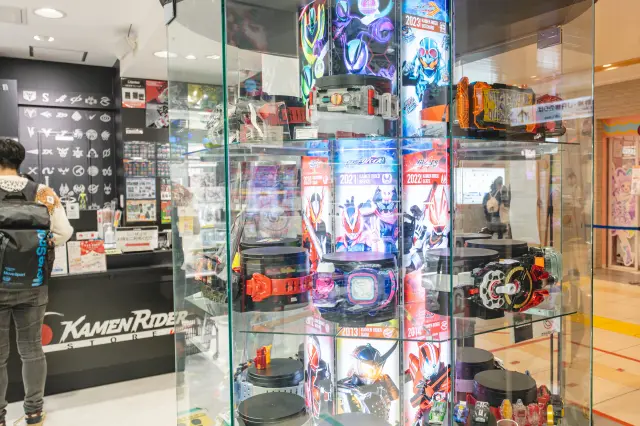 歴代の仮面ライダーシリーズのグッズが揃う