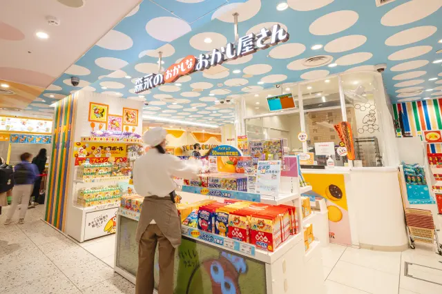 見ているだけでも楽しさが伝わるカラフルな店内