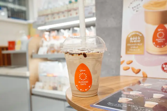 店頭ではクラフトアーモンドドリンクを販売
