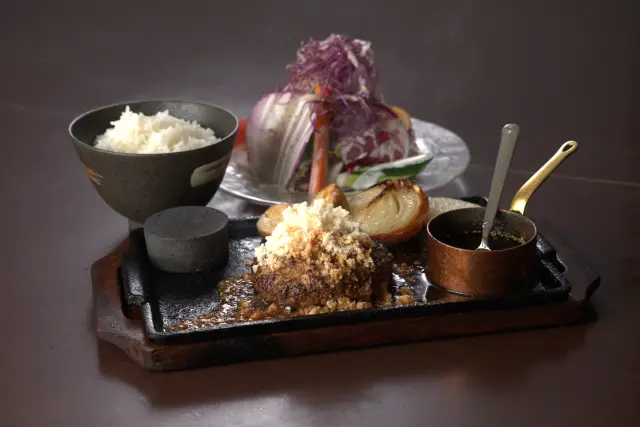 爽やかな辛味が肉の旨みを引き立てる「たっぷり山わさびハンバーグ」