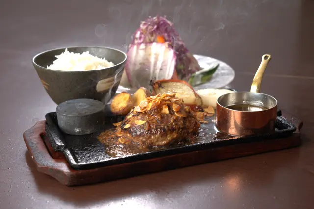 香ばしさが食欲をそそる「ガーリック和風ハンバーグ」