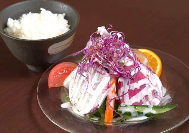 ご飯は栗沢産ゆめぴりか100％使用。契約農家から仕入れた野菜を使ったサラダはボリューム満点