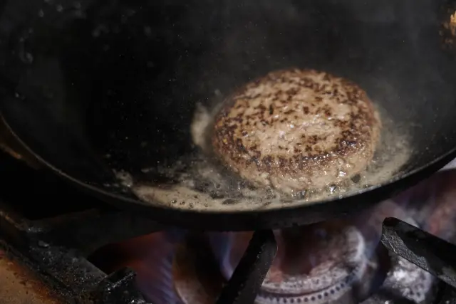 ハンバーグは高温で表面を焼き固めた後、スチームオーブンでじっくりと火を通す