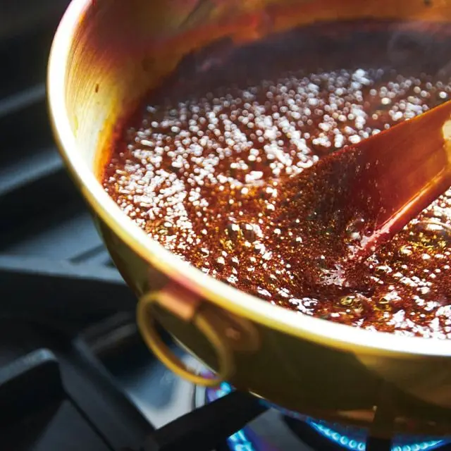 カラメルはビターな味わいになるように、銅の釜で丹念に煮詰めている