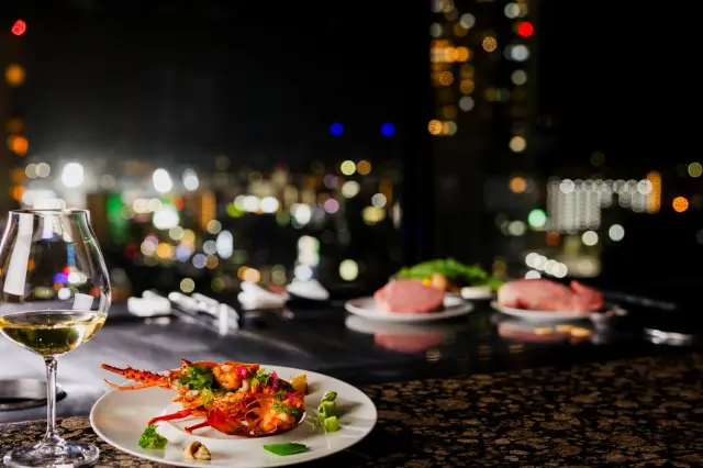 夜景を楽しめるステーキハウスなど多彩な施設が揃う