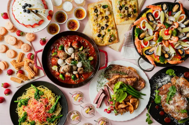 2階のカフェ&ブッフェレストランなどランチ利用も人気