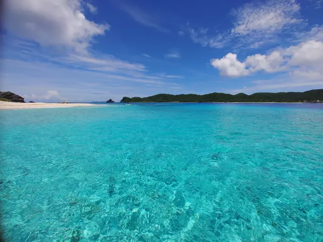 ガヒ島から座間味島を望むケラマブルーの海