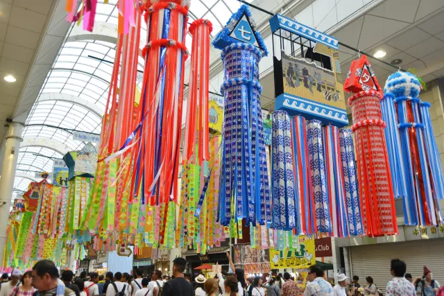 アーケードの七夕飾りも必見