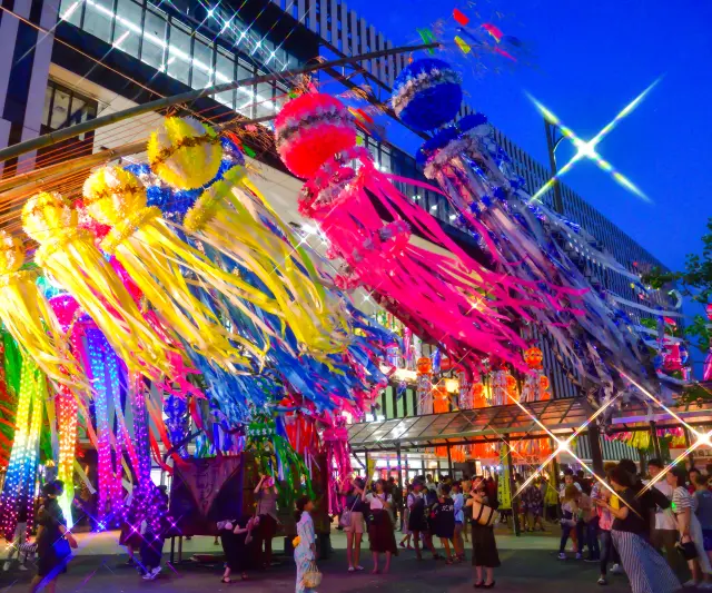 期間中の街はさまざまなイベントで夜まで賑わう