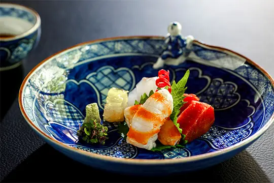 地元石川の食材と伝統の器が織りなす会席料理