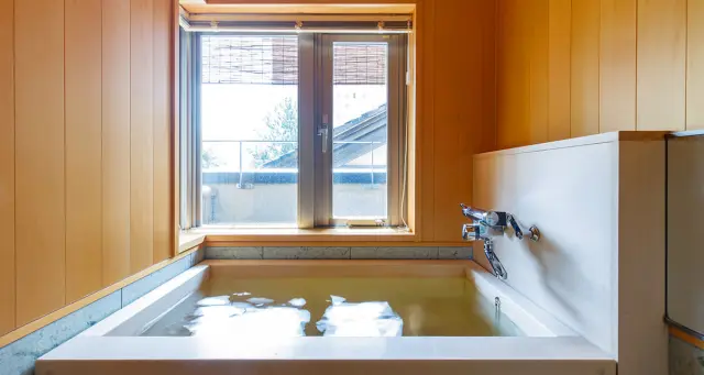 主要部分すべてに檜材を使用した総桧風呂