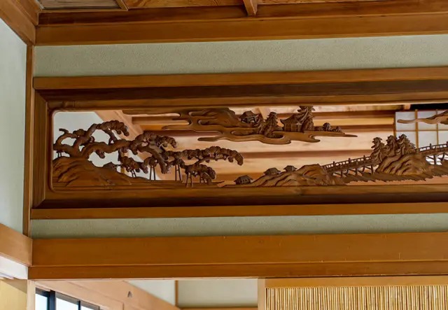 創業当時から受け継がれる井波彫刻の貴重な欄間