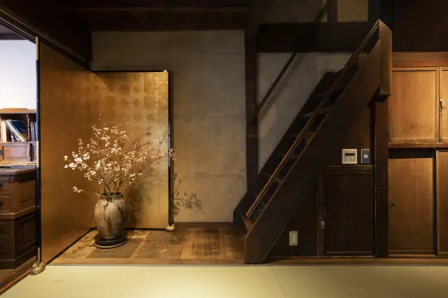 急な勾配が特徴的な「階段箪笥」