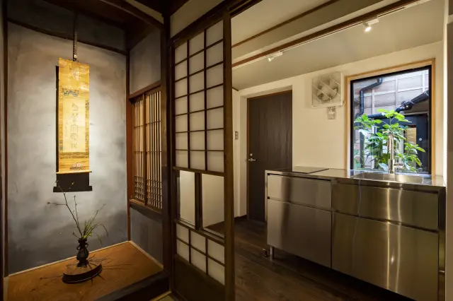 伝統的な空間の中に、現代的なキッチンを完備