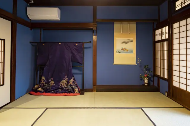 部屋の各所にサムライ文化を感じられる装飾がある