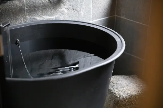 浴室には「五右衛門風呂」を設置