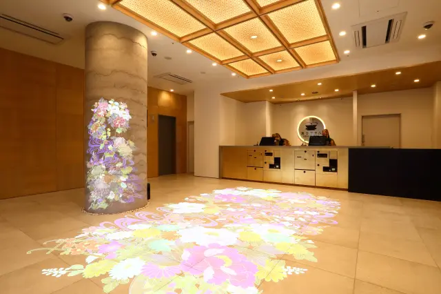 加賀友禅を模したプロジェクションマッピングを体験