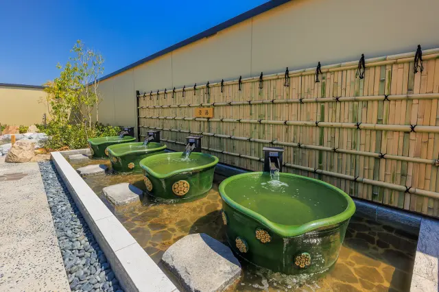 1人でゆったりくつろげるオリジナルデザインの壺湯