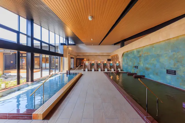 天然温泉浴槽と高濃度人工炭酸泉を完備した内湯