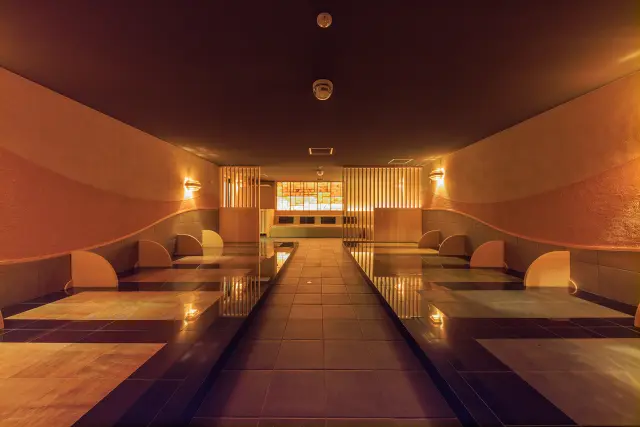 従来の寝そべりスタイルはもちろん座ったままでも楽しめる女性専用岩盤浴