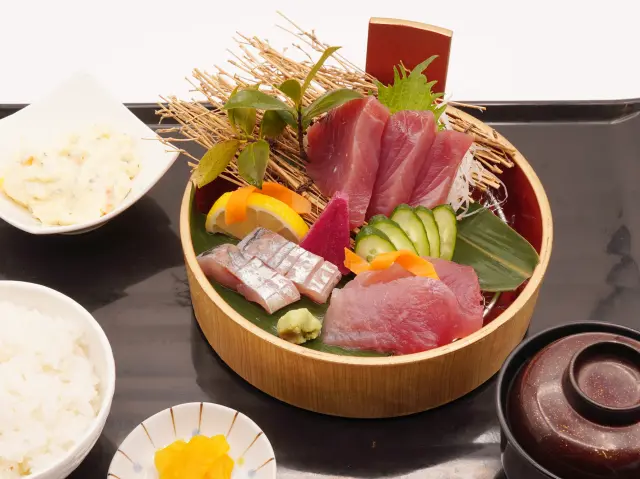 お食事処ではかつおのタタキをはじめとした地元グルメが味わえる