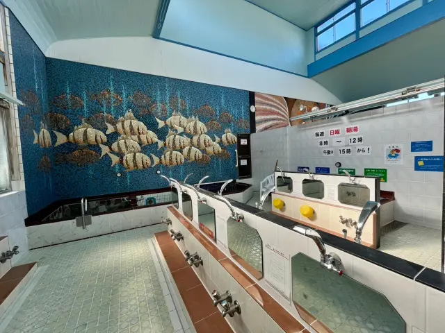 女湯のモザイク絵は深海を泳ぐ魚たち