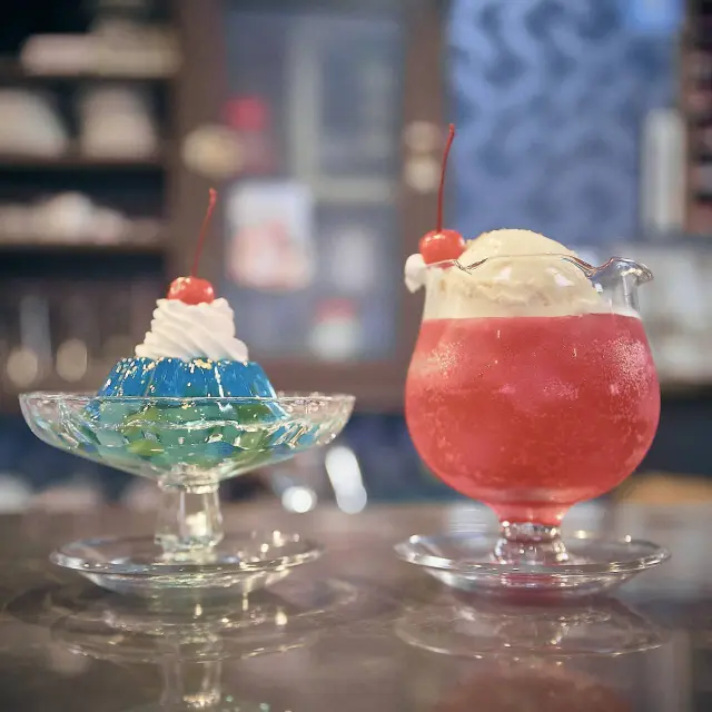 「喫茶深海」の名物メニュー・深海ゼリーとピンク色が映える十条湯クリームソーダ