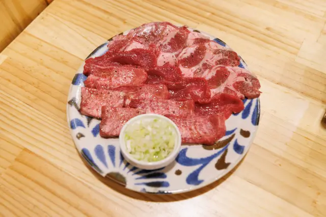 4部位を一度に味わえる「牛タン全部盛り」も人気