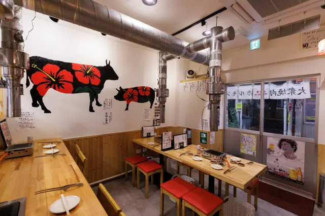 店内は明るく、カウンターや個室も用意