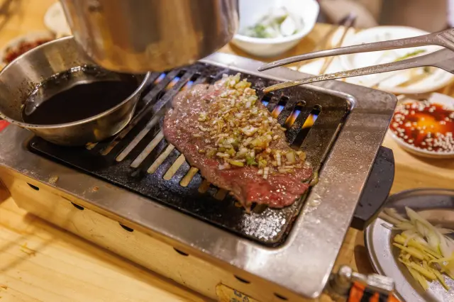 片面焼きで旨みを堪能する「ねぎポンちゅらロース」