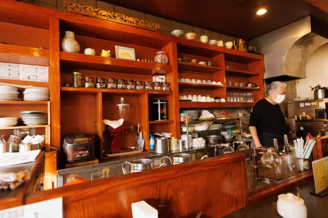 カウンター席ではコーヒーを淹れる様子もみられる