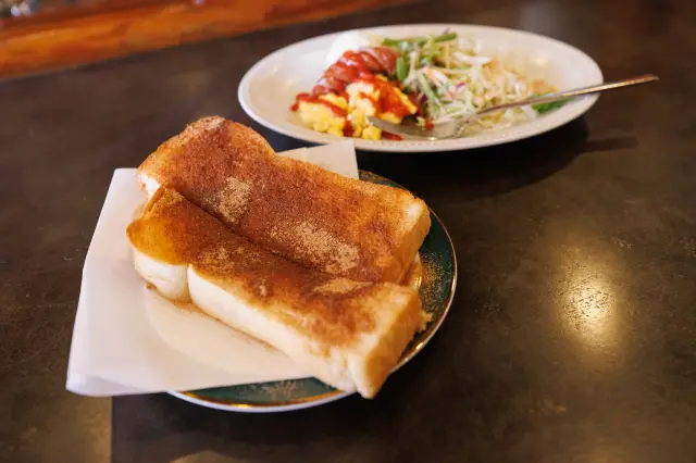 トーストとコーヒーのセットにはサラダも付く