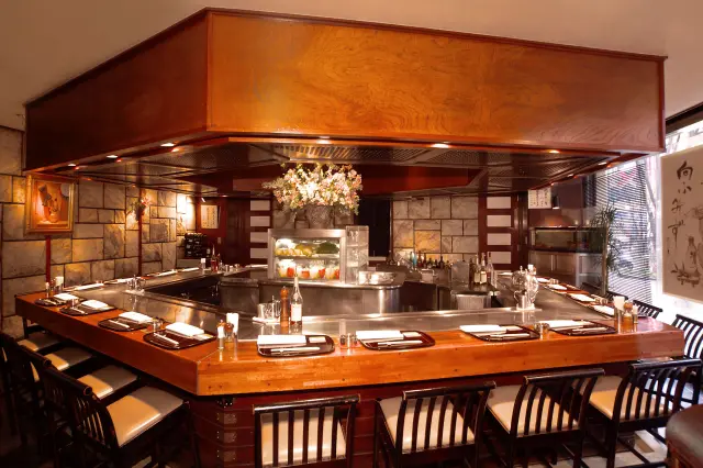 1階の鉄板焼きカウンター