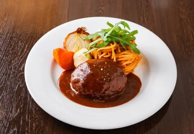 「シンプルなレギュラーハンバーグ180g」肉汁を逃さないように繋ぎにお麩を使用している