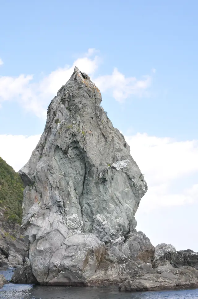 沼島のシンボル・上立神岩。矛の先のようにそびえる形が特徴