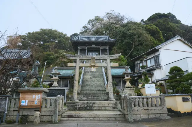沼島八幡神社には豊漁の神が祀られ、海の守り神としても親しまれている
