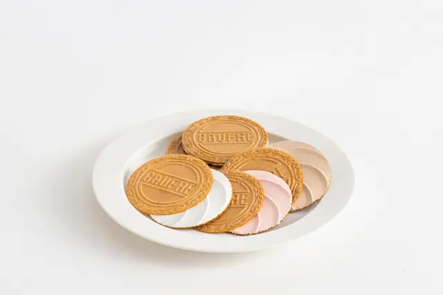 バニラ、ストロベリー、チョコレート風味と3種のゴーフルが1袋に入っている