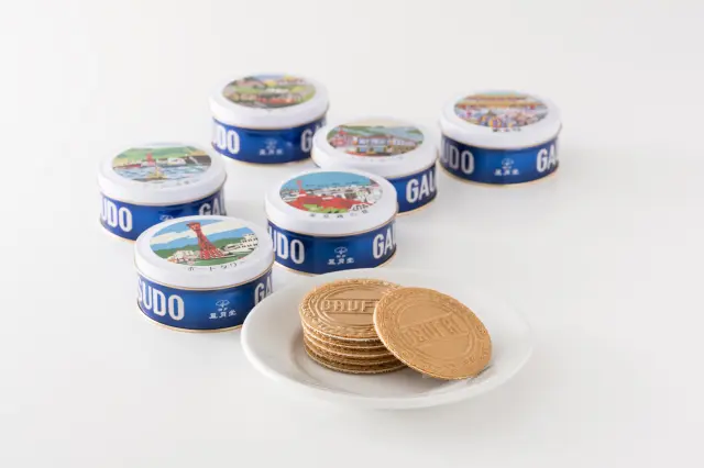 風景の絵柄違いの缶が揃う