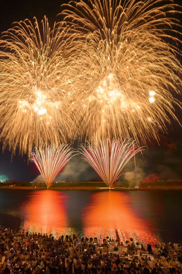 例年屋台も出店し、河川敷一帯がにぎわう