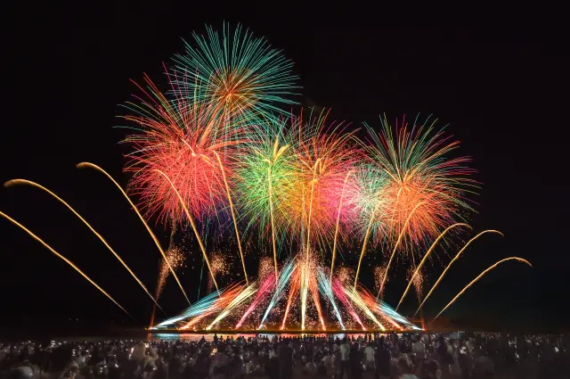 筑後川に反射する艶やかな花火姿も見事